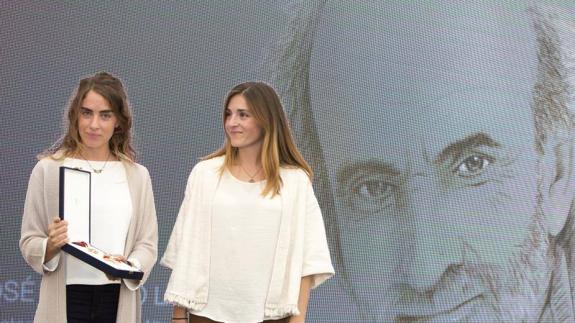 Las hijas de Lasheras, Marta y Ana, tras recibir la Orden Civil de Alfonso X para su padre.