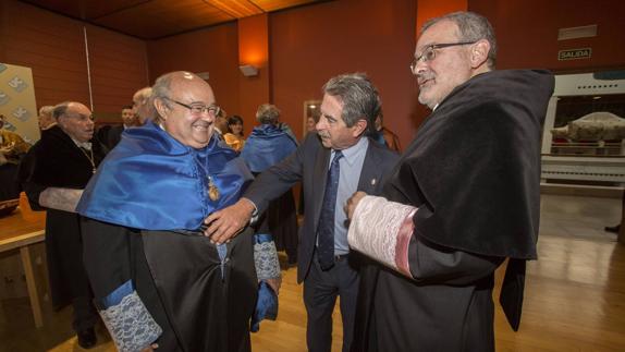 El exrector Gómez Sal, el presidente Revilla y el actual rector Pazos, en el inicio del curso académico.