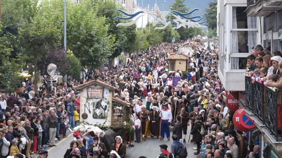Un año más, el desfile de carretas típicas por las calles de Reinosa fue multitudinario
