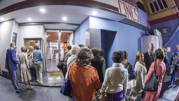 Colas en los cines Groucho, en Santander