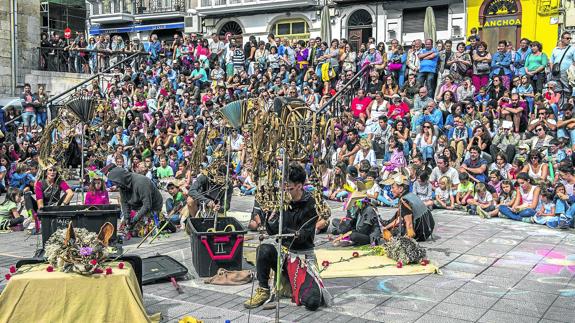 La compañía La Liga Teatro-elástico llenó ayer de lobos la Plaza de Cañadío.