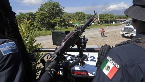 Policías federales patrullan en Iguala, donde el gobierno local colaboró con el crimen organizado en la muerte de 43 jóvenes 