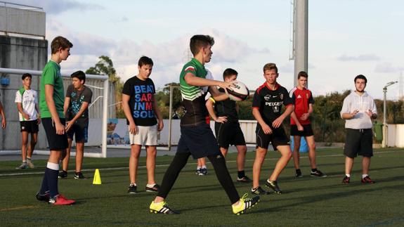 Jugadores del equipo sub 18, en un entrenamiento en San Román.
