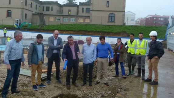 El alcalde de Suances, Andrés Ruiz Moya, el concejal de Deportes, Fran Gascón, y el presidente de la Fundación Juan José Gómez Quintana, Baldomero Maza, han presidido el acto simbólico de colocación de la primera piedra. 