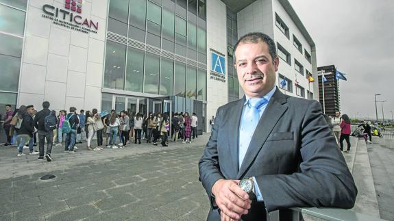Rubén Calderón, en las instalaciones de la Universidad Europea del Atlántico, en el Parque Científico y Tecnológico de Cantabria.