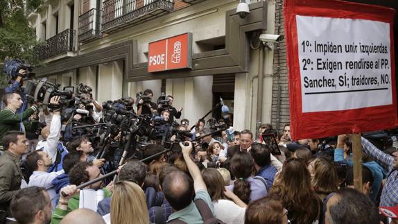 Los medios de comunicación tomaron ayer la entrada de la sede del partido en Ferraz