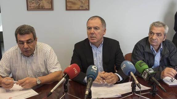 De izquierda a derecha, Alfonso Gil (UGT), Lorenzo Vidal de la Peña (CEOE) y Carlos Sánchez (CCOO), ayer, en la sede de la CEOE.