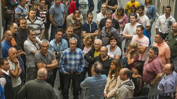 Concentración de trabajadores de Robert Bosch Treto, a las puertas del Orecla en Santander.