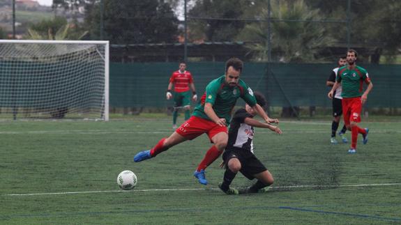 Siro controla un balón ante la medular local.