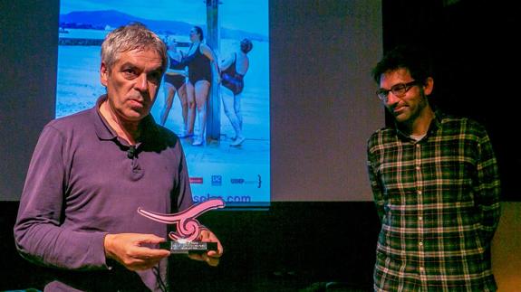 Pedro Costa recibió anoche el Premio de Honor del Festival ‘Nuevas olas’ de manos de Marcos Díez.