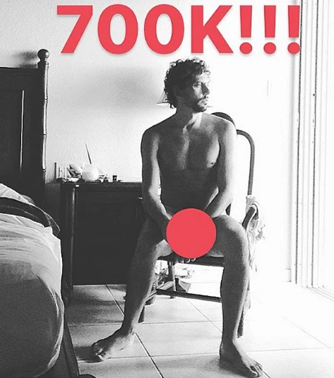 Paco León se enzarza por su desnudo en Instagram