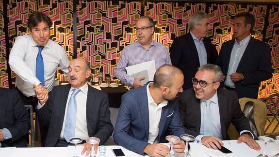 Jaime González, Antonio Bocanegra, José María Fuentes-Pila, Francisco Martín, y abajo José María Mazón, Javier López Estrada y Pedro Hernando, esta mañana en el Hotel Bahía 