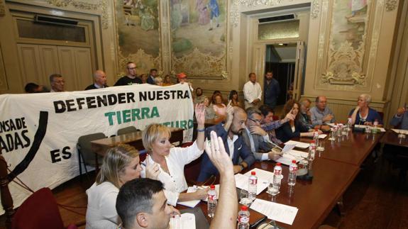 Concejales de la Corporación municipal votan uno de los puntos del Pleno celebrado ayer.