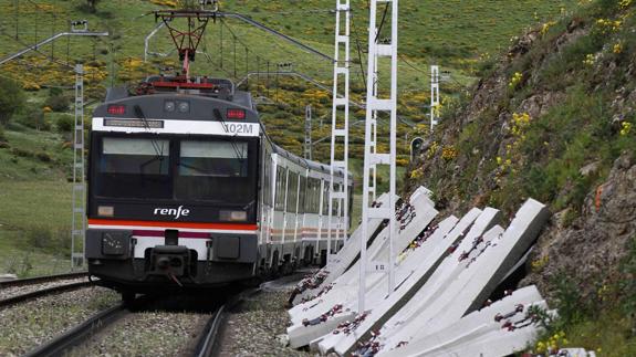 Un tren de Renfe circula por la vía entre Santander y Reinosa en un tramo en obras.