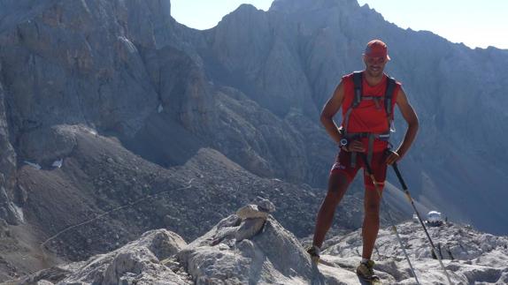Borja Ortiz, junto a Cabaña Verónica, durante la ruta de Los Tres Macizos, última prueba del desafío.