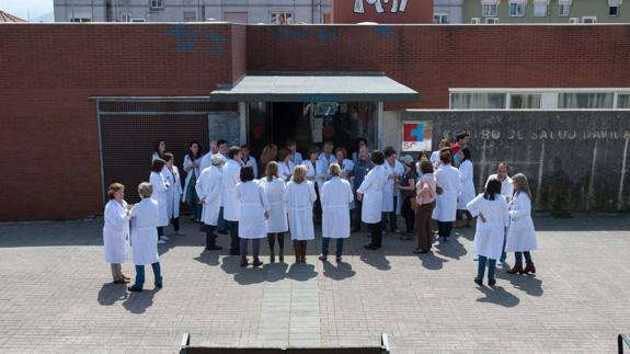 Médicos ante el centro de salud de General Dávila.