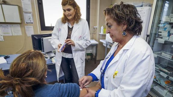 Campaña de vacunación de la gripe, el año pasado en el centro de salud de Cabezón de la Sal.