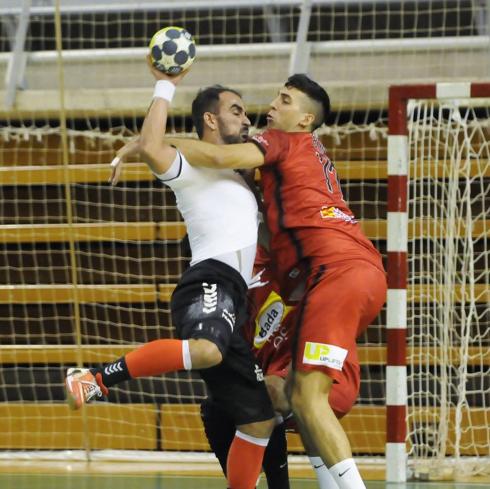 El jugador del Sinfín Guillermo Ros busca la portería del Huesca.