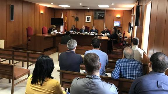 La Audiencia Provincial acogió ayer la vista oral contra un agente de la Policía Local de Camargo.