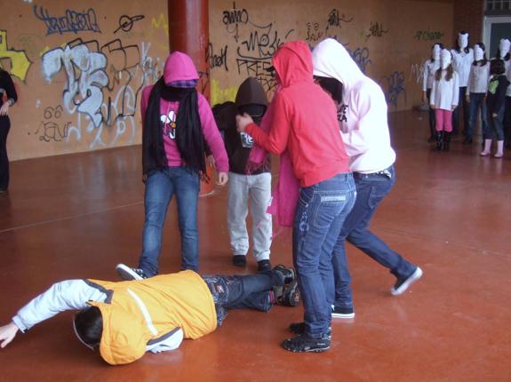 Imagen de un simulacro de  una situación de acoso  escolar desarrollada en un  centro educativo.