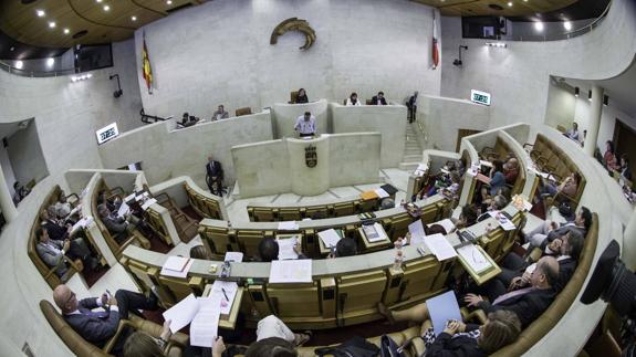 Imagen del pleno de este lunes en el Parlamento.