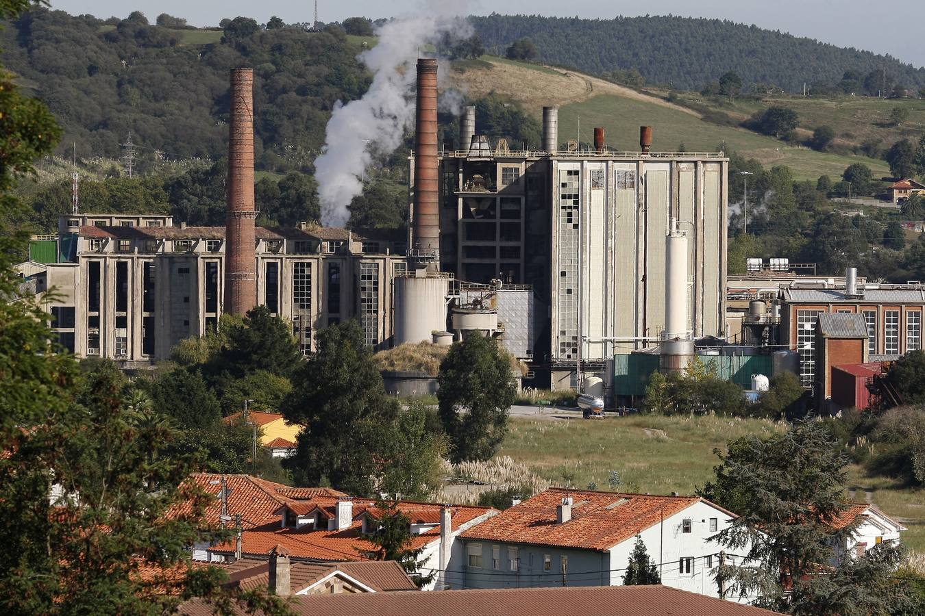 Vista general de Sniace ayer, con los primeros signos visibles de actividad