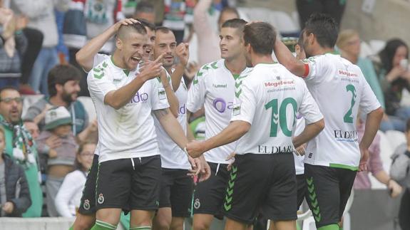 Los racinguistas celebran el gol (de penalti) de Aquino.