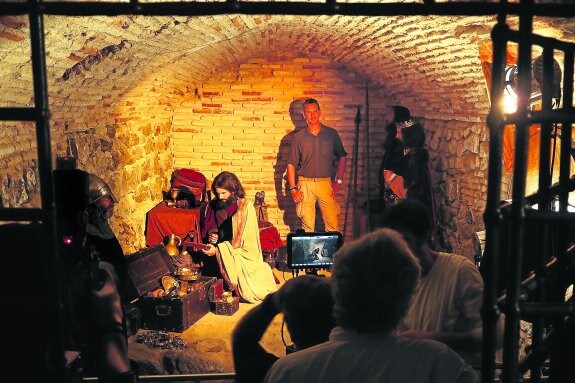 El presentador Lorenzo Fernández Bueno, en la cueva donde se recrea la mazmorra que ocultó la legendaria mesa del Rey Salomón. :: M. A. a.