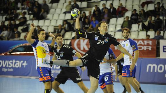 Herrero Lon lanza a portería rodeado de jugadores del Granollers.