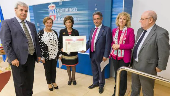 Marta Malo recoge el diploma en un acto celebrado esta mañana en el Gobierno de Cantabria.