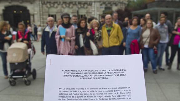 Imagen de archivo de una protesta de los vecinos del Pilón ante el Ayuntamiento de Santander.