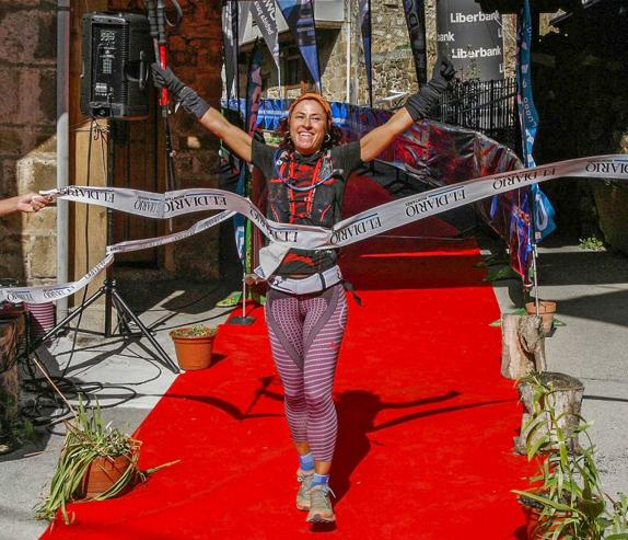 El ganadora Eva Fernández, en el momento de atravesar la línea de meta