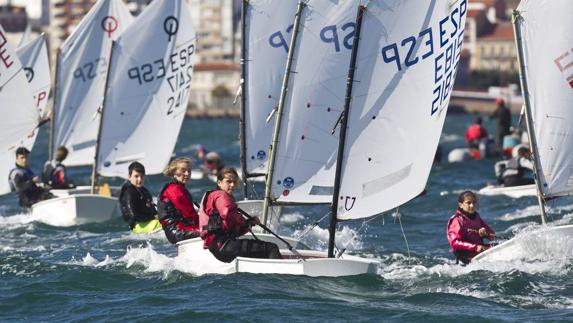 Participantes de la clase Optimist en la bahía de Santander.