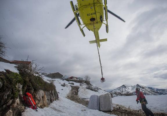 Aislado por el temporal de nieve en febrero de 2015, Miguel Gómez, del 112, recoge los víveres transportados por el helicóptero para los habitantes de Tresviso.