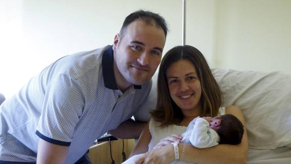 Vanesa Gutiérrez y Carlos Iglesias, con el pequeño Luca, el primer bebé nacido en la nueva área de partos de la Clínica Mompía