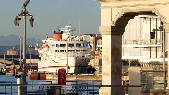 El buque, de 111 metros de eslora, atracado en la Estación Marítima.