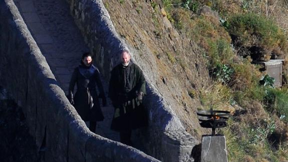 Liam Cunningham, interpretando a Ser Davos, y Kit Harington (Jon Snow), a la derecha, bajan las escaleras de San Juan de Gaztelugatxe durante el rodaje.