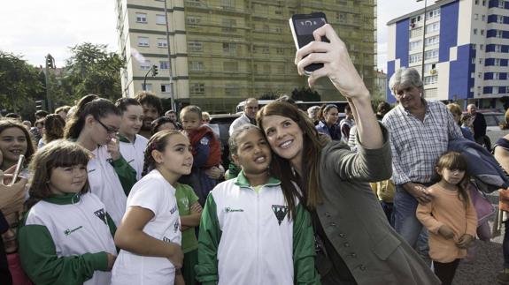 La deportista esta mañana a las puertas del Complejo que ya lleva su nombre.