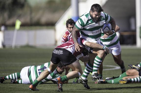 Matías avanza con el oval mientras un jugador del Gernika intenta placarle.