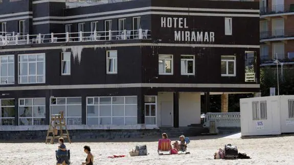 El Hotel Miramar está enclavado en plena playa de Brazomar. 