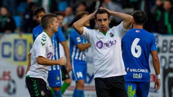 Óscar Fernández se lamenta tras enviar un balón al larguero en el tiempo de descuento. 