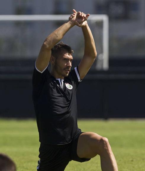 Samuel Llorca, durante uno de los entrenamientos en las instalaciones deportivas de La Albericia.