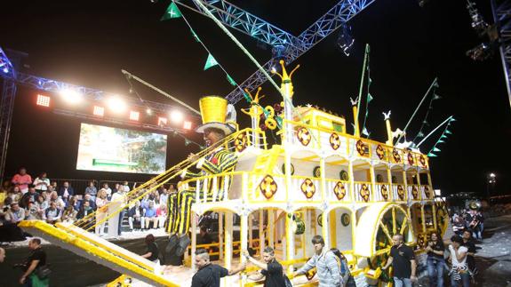 ‘Bristol. Un barco del Mississipi’, carroza con la que José Antonio Salazar participó este año en el Coso Blanco.