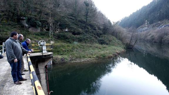 Torrelavega capta el agua en el río Besaya y el vaso de la presa está en una comprometida situación de aterramiento. 