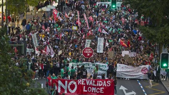 La manifestación contra las reválidas y la Lomce fue multitudinaria y recorrió las calles de Santander en un ambiente festivo, sin ningún tipo de incidente.