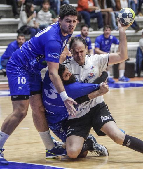 Lon es literalmente placado por la defensa del Teucro en el pasado partido de Copa.