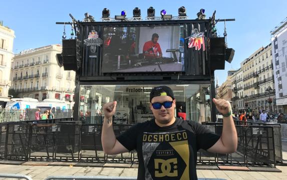 El cántabroEstrimo en la Puerta del Sol de Madrid, donde Arkano trata de batir el récord Guinness.