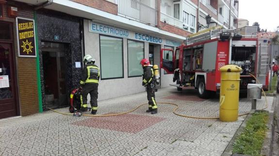 Imagen de los bomberos en el lugar del incendio.