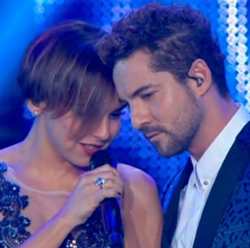 Momento en el que Chenoa y Bisbal cantaban 'Escondidos'.