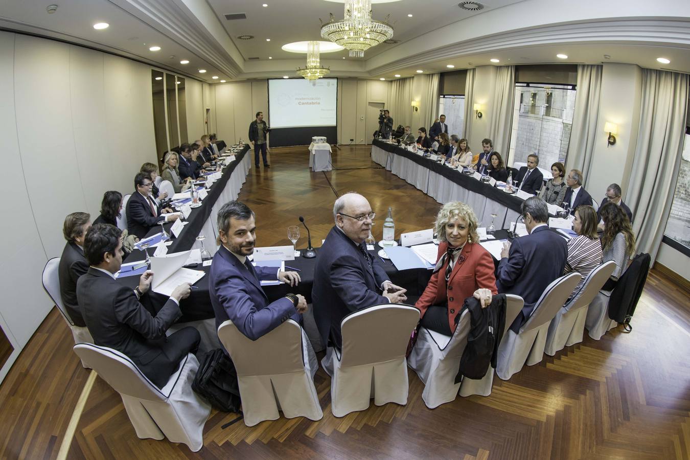 La vicepresidenta y el consejero de Industria, esta mañana en el Foro por la Modernización de Cantabria